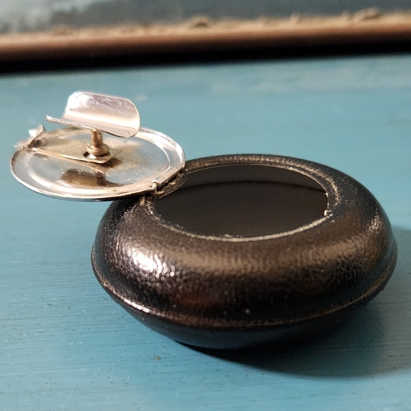 Vintage Pocket Ashtray - Picture 2 of 9